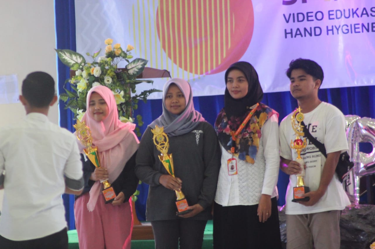 Foto penyerahan hadiah lomba oleh Ibu Wiwit Dwi N. (Waket. I Bid. Akademik)